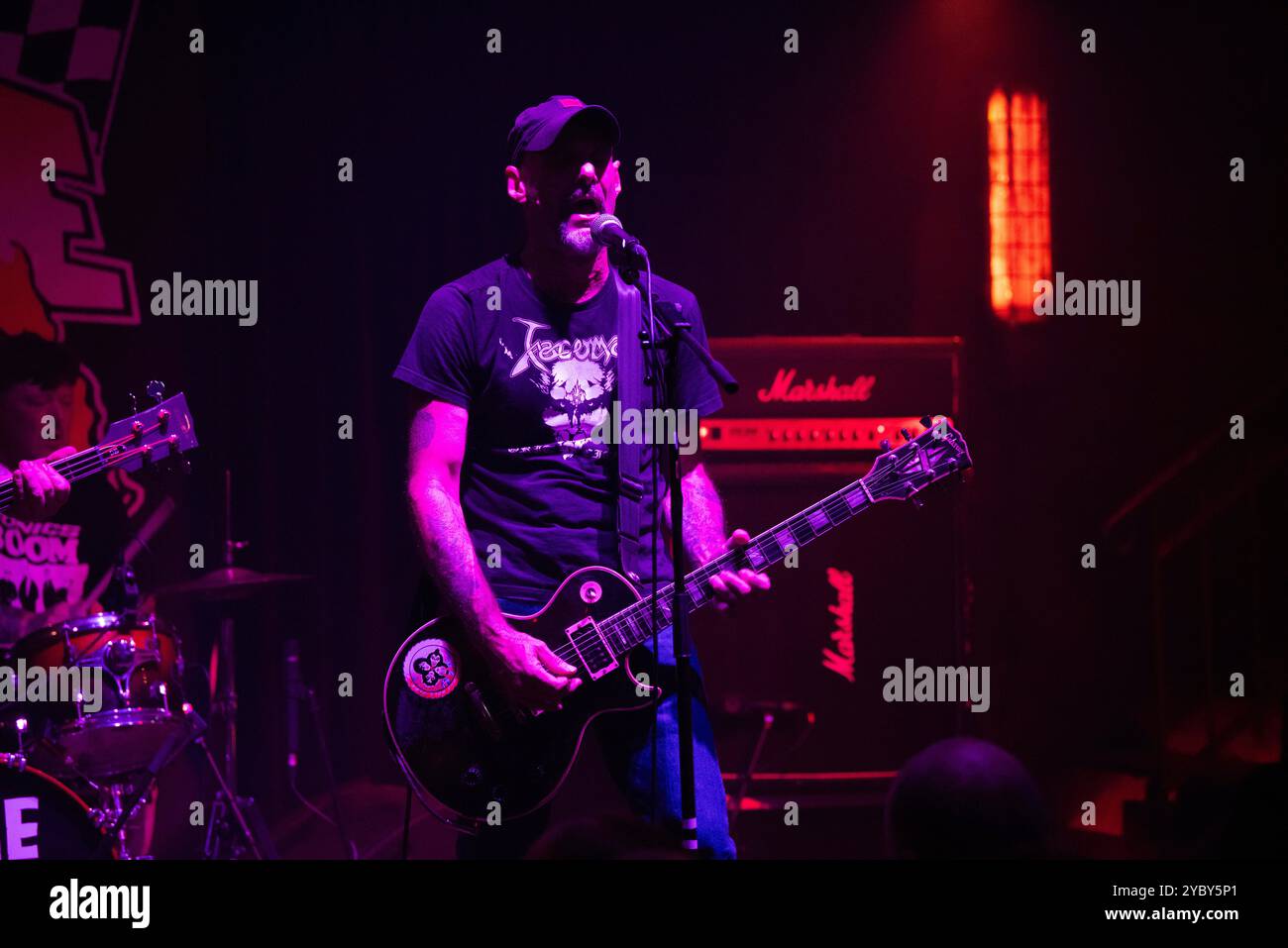 Gruppo hardcore punk americano Zeke, che si esibisce a Berlino al Runners Rosk&Motor Club. Foto Stock