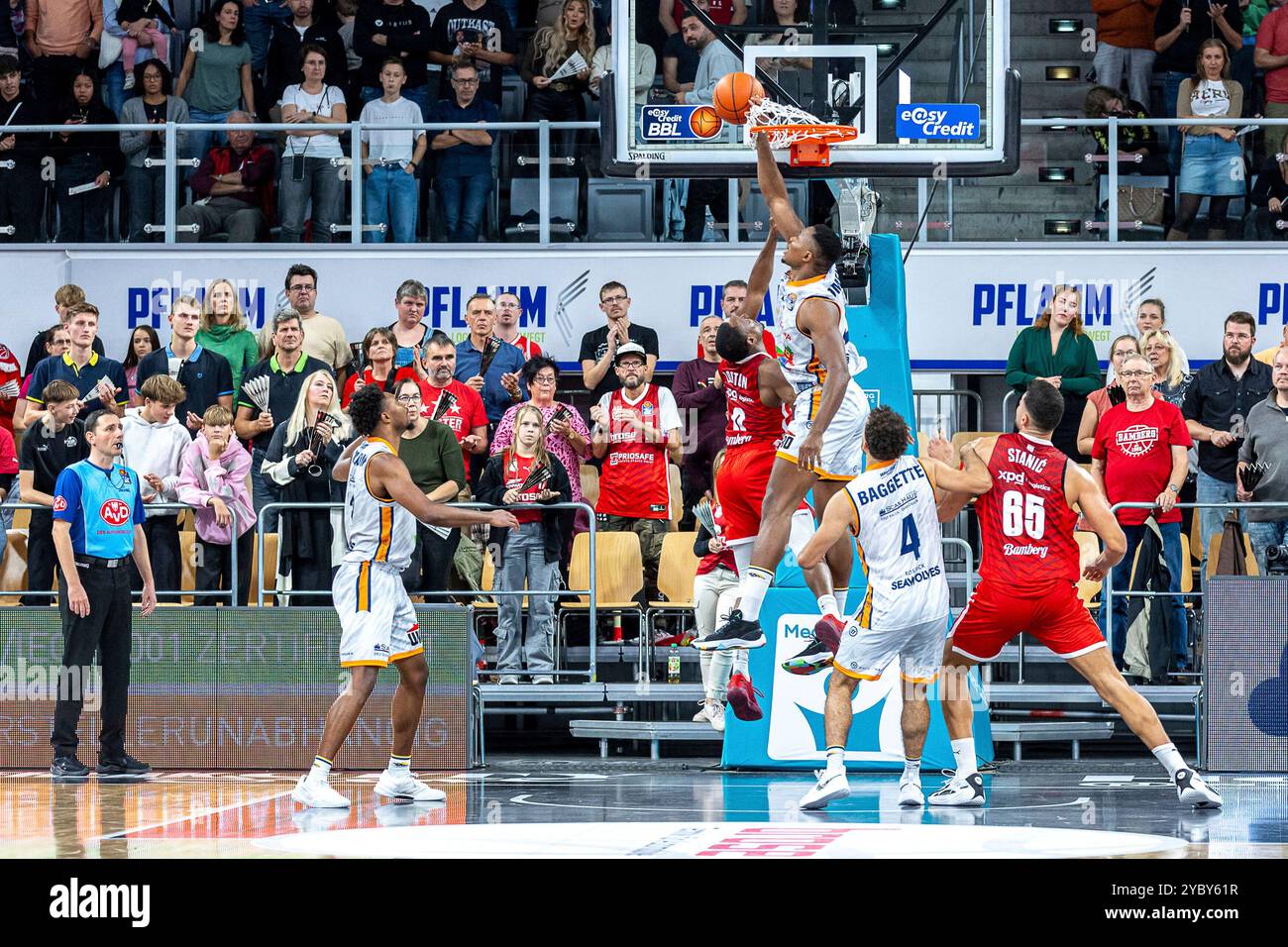 Bamberga, Germania. 20 ottobre 2024. Kyle Lofton (Bamberg Baskets, #00), Godwin Omenaka (Rostock Seawolves, #23), Bamberg Baskets vs. Rostock Seawolves, Basketball, easyCredit BBL, 5. Spieltag, 20.10.2024 foto: Eibner-Pressefoto/Guener Santemiz credito: dpa/Alamy Live News Foto Stock