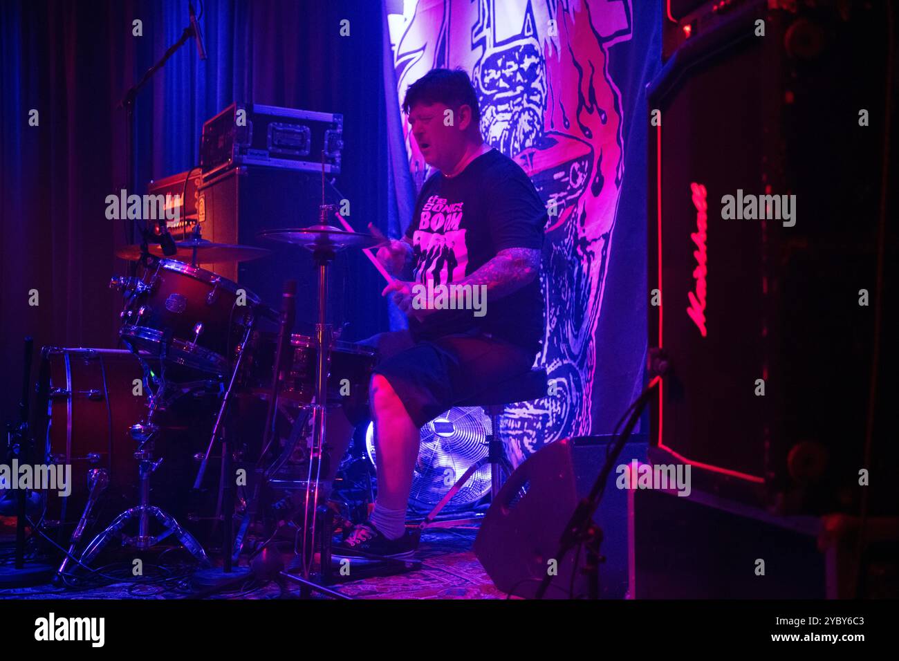 Gruppo hardcore punk americano Zeke, che si esibisce a Berlino al Runners Rosk&Motor Club. Foto Stock