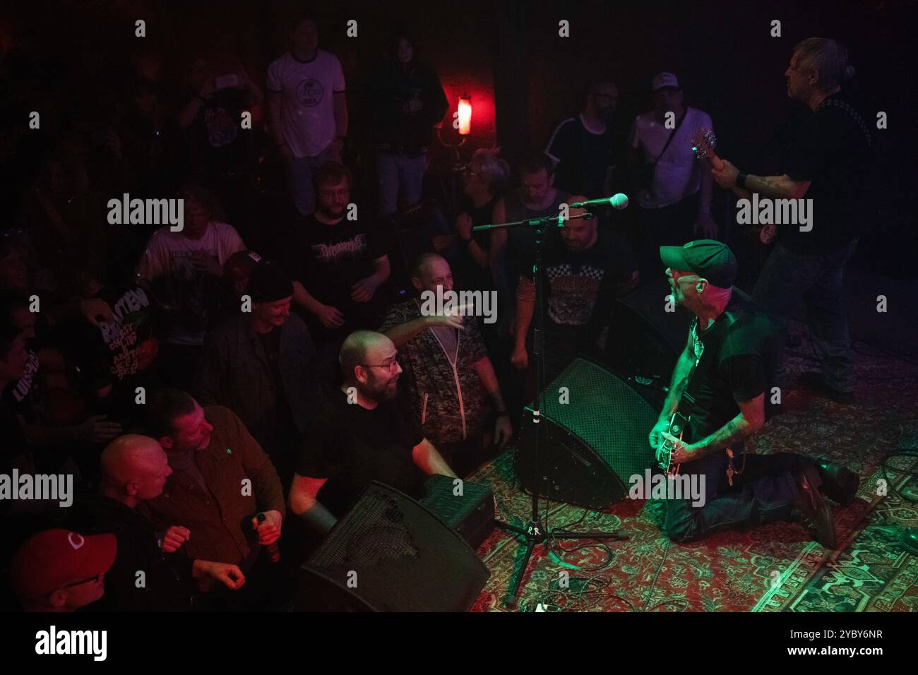 Gruppo hardcore punk americano Zeke, che si esibisce a Berlino al Runners Rosk&Motor Club. Foto Stock