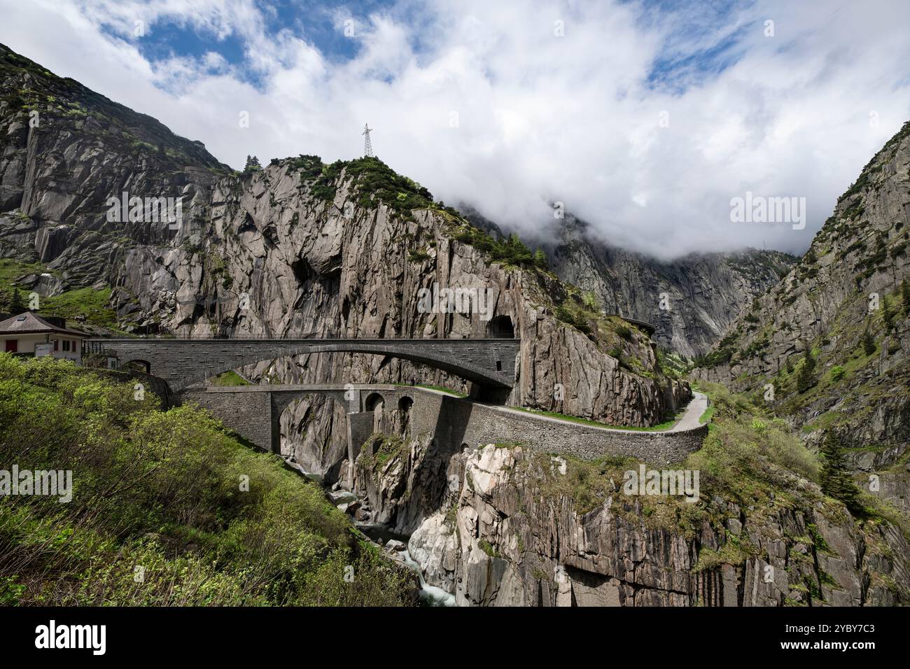 Ingresso del cavalcavia ferroviario di alta montagna a un passaggio scavato in tunnel Foto Stock