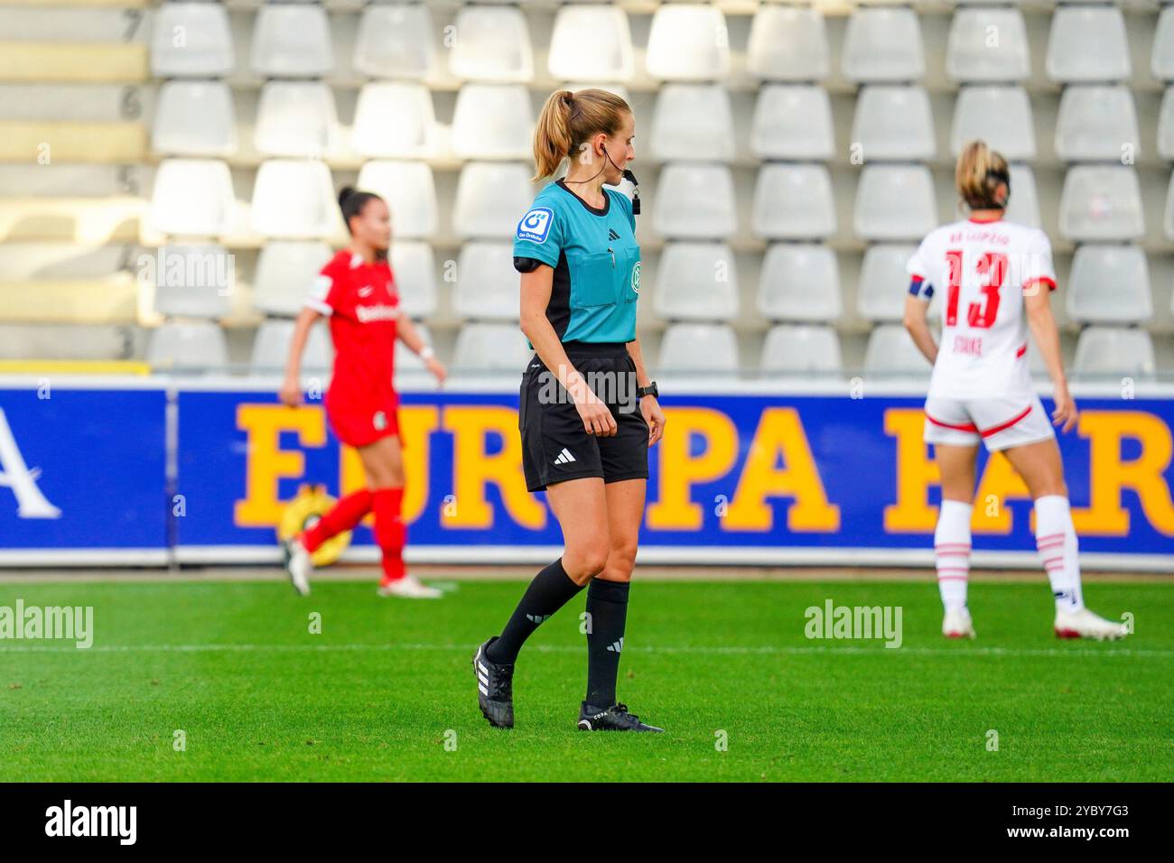 Friburgo Im Breisgau, Germania. 20 ottobre 2024. Schiedsrichterin Davian Lutz Google Pixel Frauen-Bundesliga, SC Freiburg vs. RasenBallsport Leipzig, 20.10.2024 NORMATIVE DFB/DFL VIETANO QUALSIASI USO DI FOTOGRAFIE COME SEQUENZE DI IMMAGINI E/O QUASI-VIDEO/dpa/Alamy Live News Foto Stock