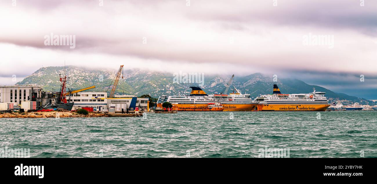 Porto di Tolone e i suoi traghetti per la Corsica e la Sardegna, Var, in Provenza, Francia Foto Stock