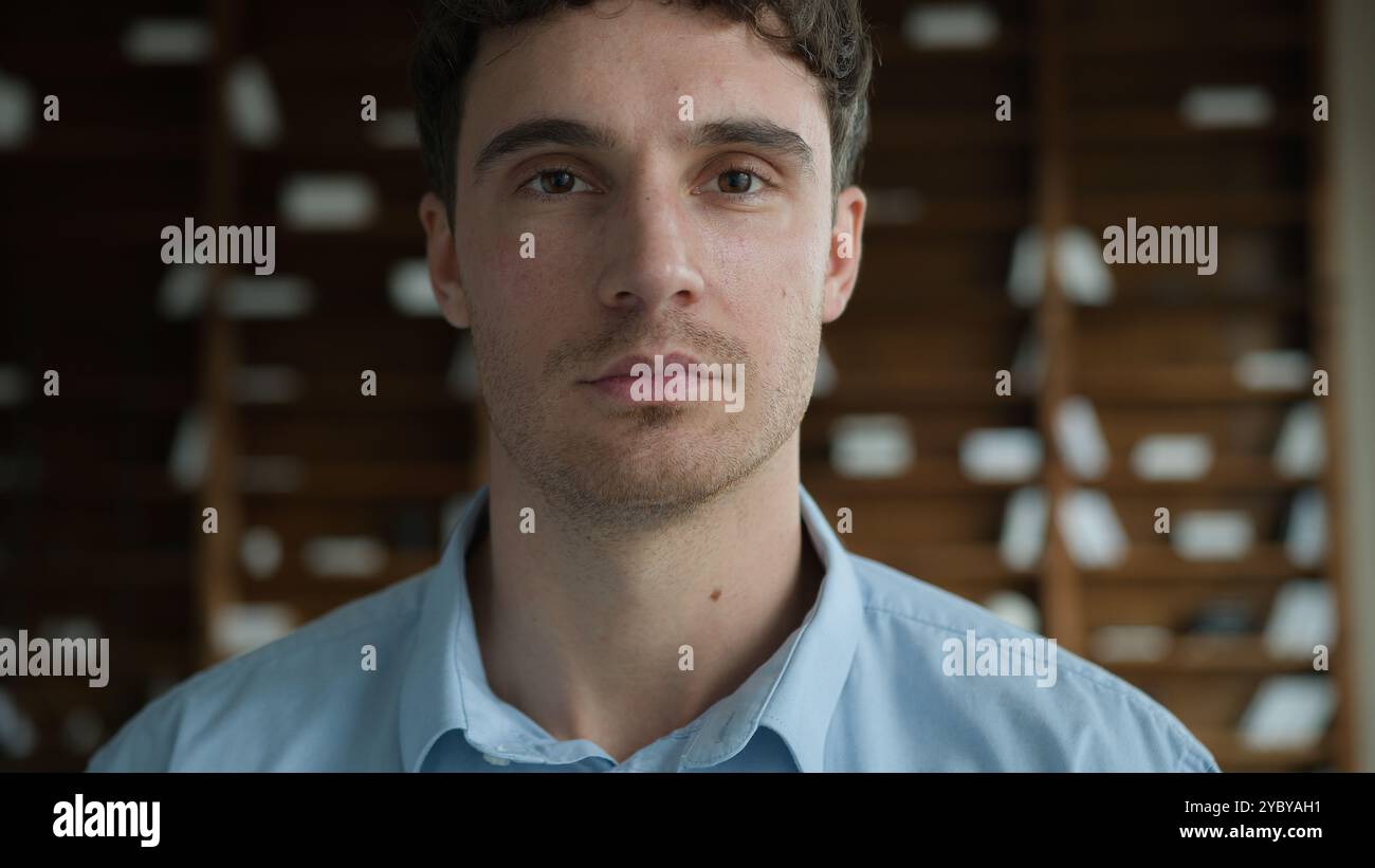 Fiducioso giovane triste adulto Caucasico uomo arrabbiato cliente ritratto ragazzo uomo d'affari studente modello penoso guardare fotocamera uomo in posa ufficio aziendale Foto Stock