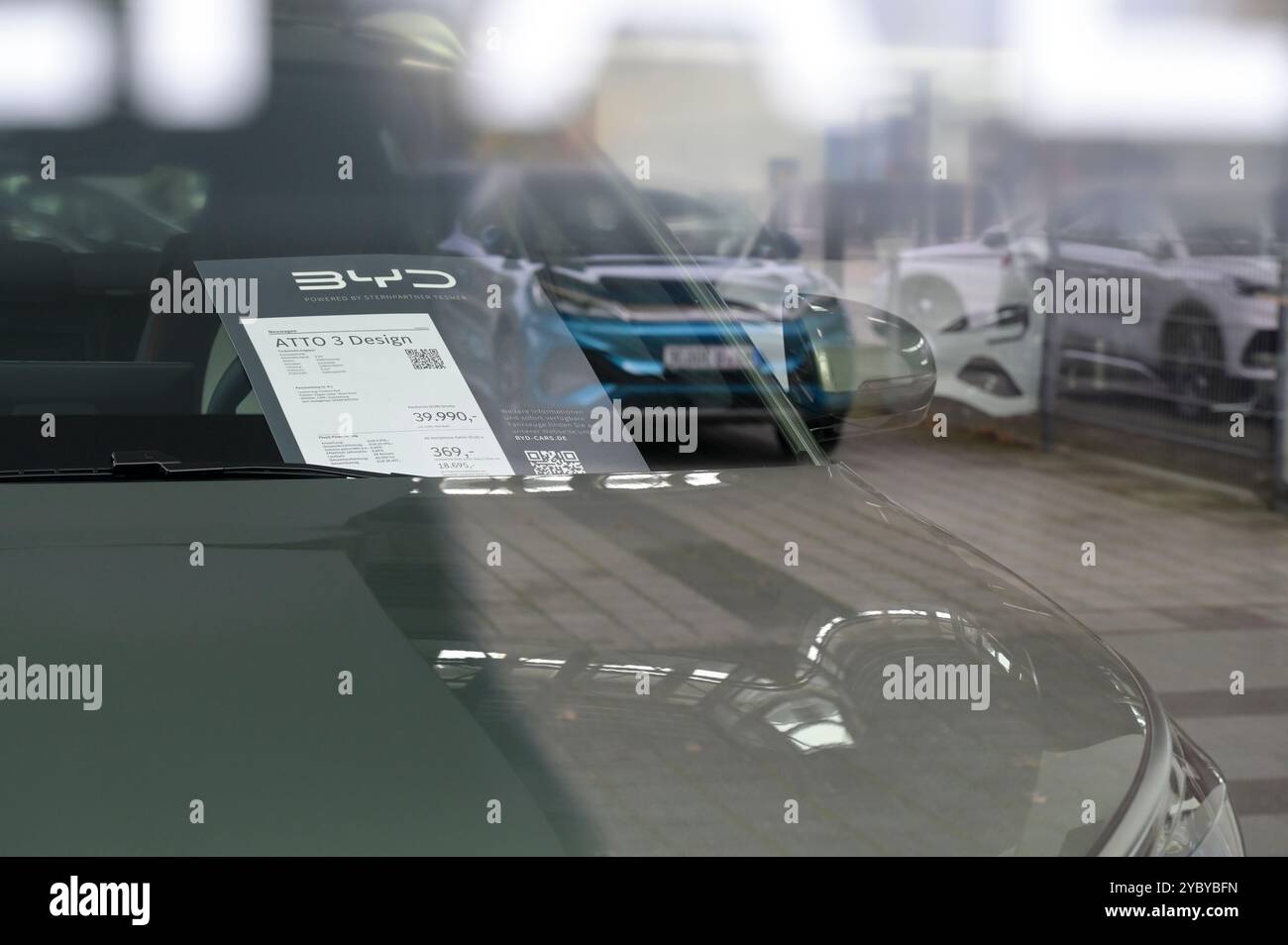 GERMANIA, Sittensen, concessionario di automobili offre auto elettriche cinesi BYD / DEUTSCHLAND, Sittensen, Autohaus für chinesische Elektroautos BYD atto 3 Design, Made in China Foto Stock