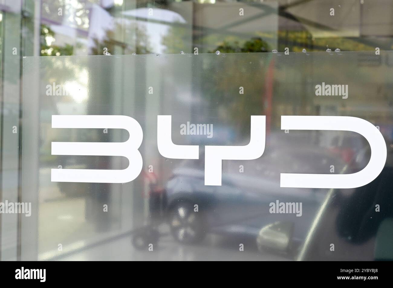 GERMANIA, Sittensen, concessionario di automobili offre auto elettriche cinesi BYD / DEUTSCHLAND, Sittensen, Autohaus für chinesische Elektroautos BYD, fabbricate in Cina Foto Stock