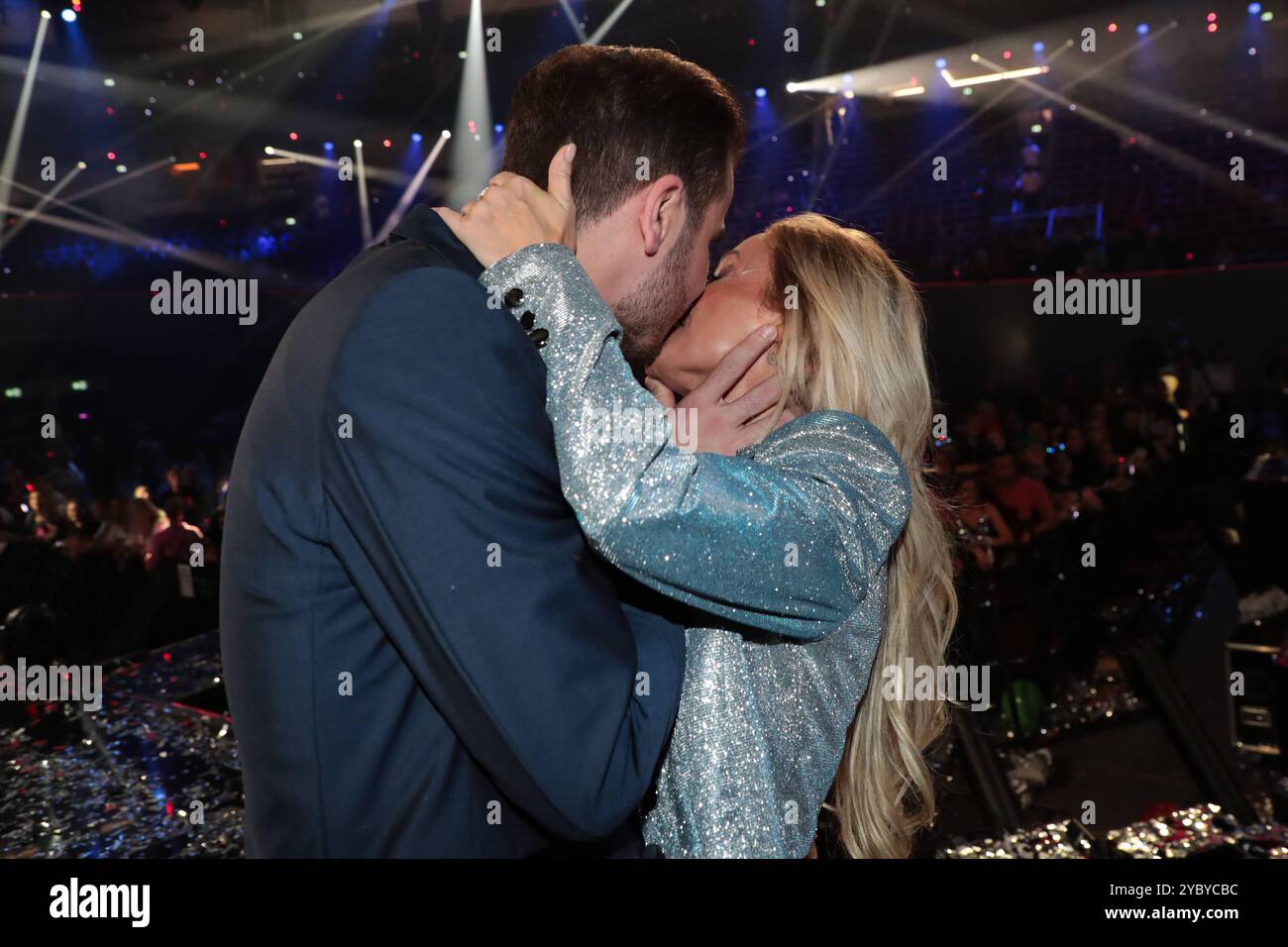Sänger Eric Phillippi gibt Sängerin und Freundin Michelle einen Kuss nach der Show - ARD Live Show SCHLAGERBOOOM 2024 - ALLES FUNKELT ALLES GLITZERT aus der Westfalenhalle a Dortmund *** il cantante Eric Phillippi dà un bacio alla cantante e fidanzata Michelle dopo lo spettacolo ARD Live Show SCHLAGERBOOOM 2024 ALLES FUNKELT ALLES GLITZERT dal Westmund Foto Stock