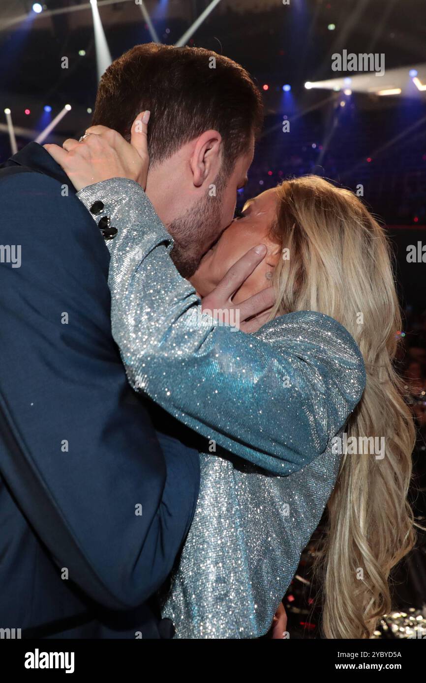 Sänger Eric Phillippi gibt Sängerin und Freundin Michelle einen Kuss nach der Show - ARD Live Show SCHLAGERBOOOM 2024 - ALLES FUNKELT ALLES GLITZERT aus der Westfalenhalle a Dortmund *** il cantante Eric Phillippi dà un bacio alla cantante e fidanzata Michelle dopo lo spettacolo ARD Live Show SCHLAGERBOOOM 2024 ALLES FUNKELT ALLES GLITZERT dal Westmund Foto Stock