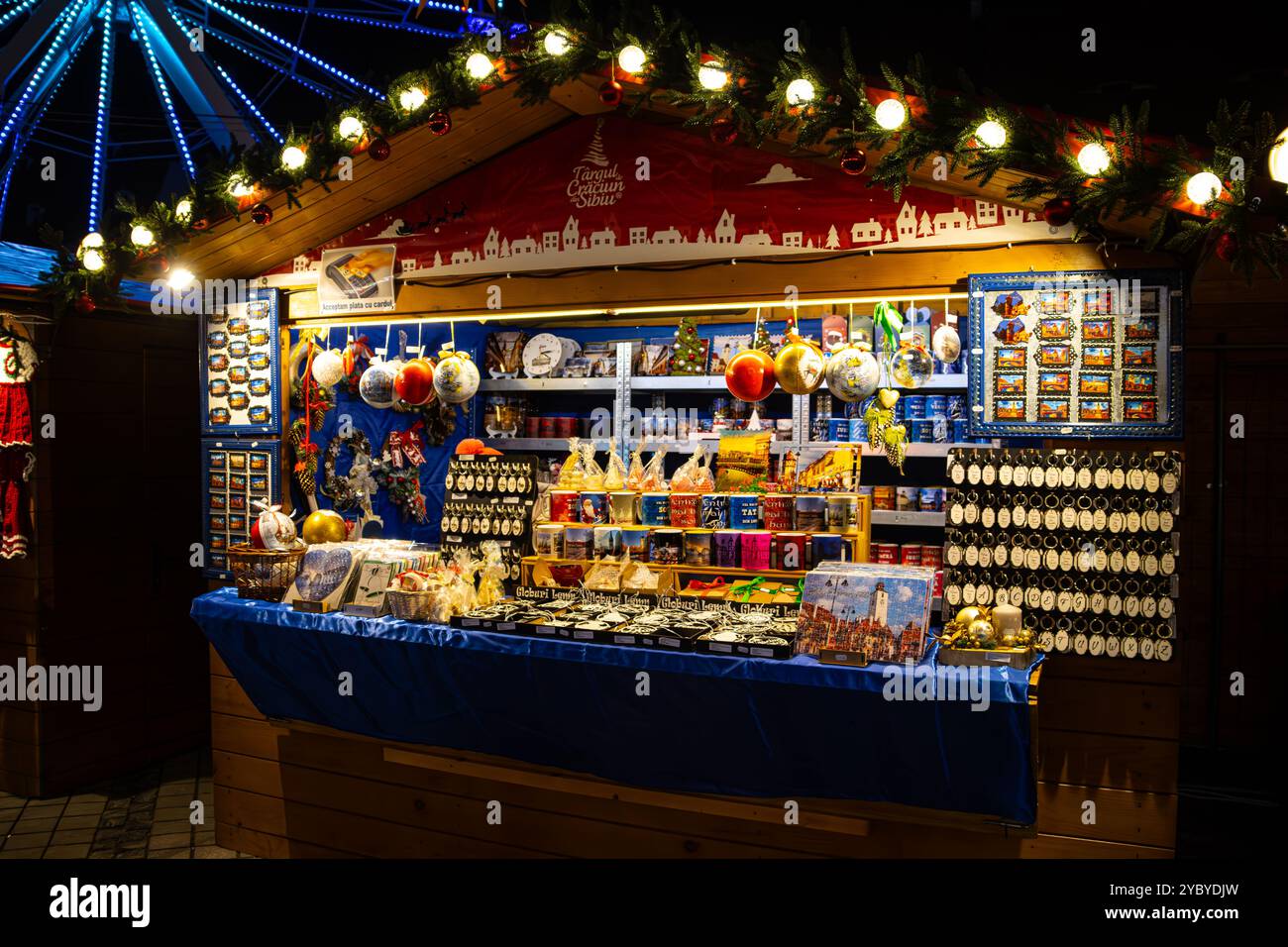 Stand souvenir al mercato di Natale di Sibiu Foto Stock