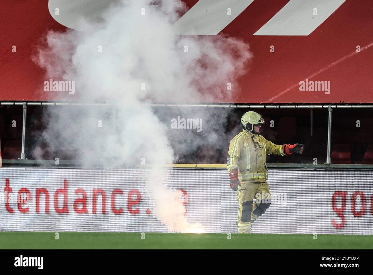 Liegi, Belgio. 20 ottobre 2024. Un pompiere porta fuochi d'artificio fuori dal campo durante una partita di calcio tra lo Standard de Liege e lo Sporting Charleroi, domenica 20 ottobre 2024 a Liegi, il giorno 11 della stagione 2024-2025 della prima divisione del campionato belga 'Jupiler Pro League'. BELGA PHOTO BRUNO FAHY credito: Belga News Agency/Alamy Live News Foto Stock