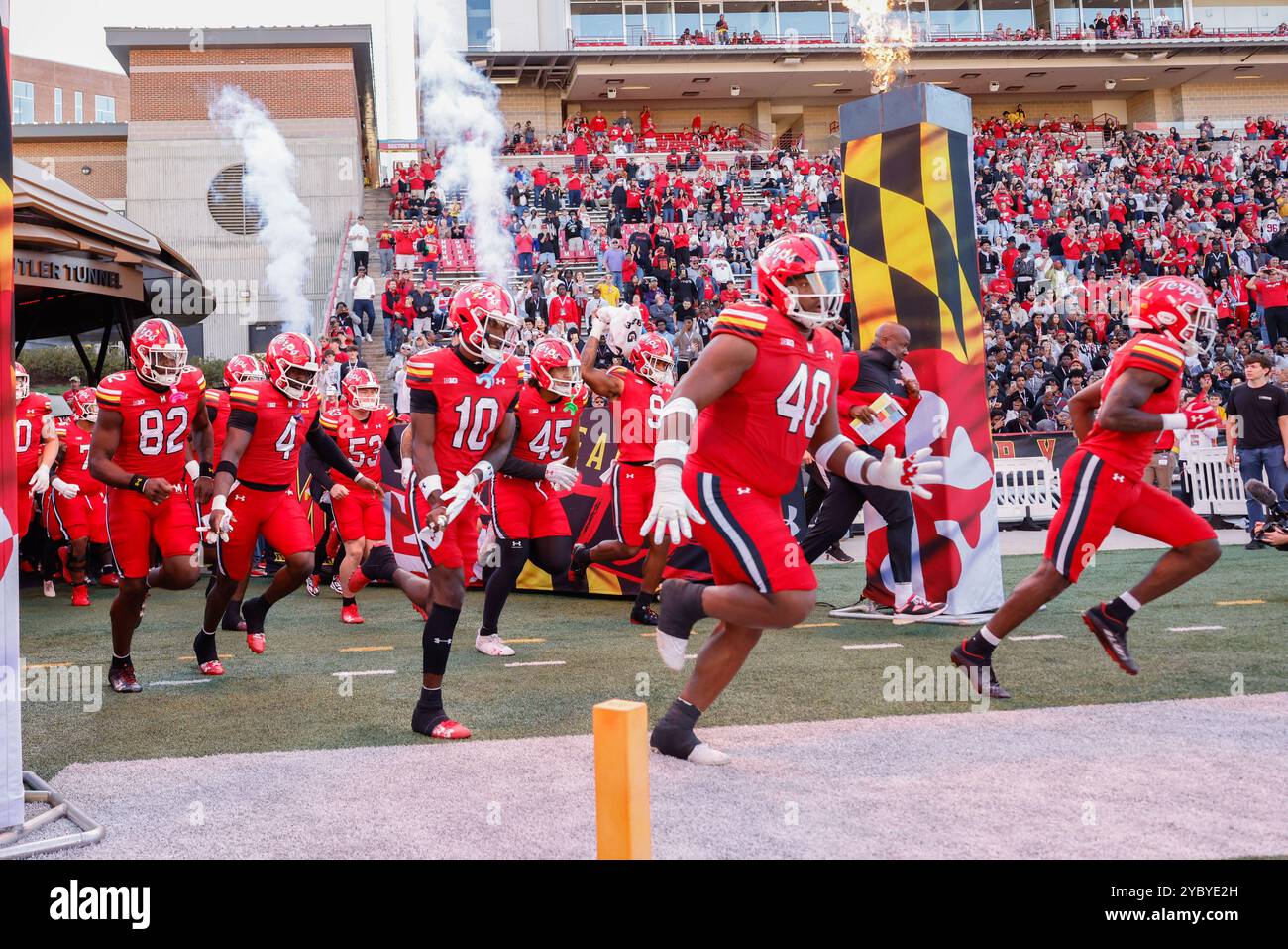 College Park, MD USA: I Maryland Terrapins prendono il campo prima di una partita di football NCAA contro gli USC Trojans sabato 19 ottobre 2024 a se Foto Stock