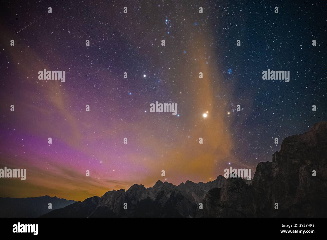 Cielo magico pieno di stelle e stelle che cadono nel profondo del Parco Nazionale del Triglav, delle Alpi Giulie in Slovenia. Foto Stock