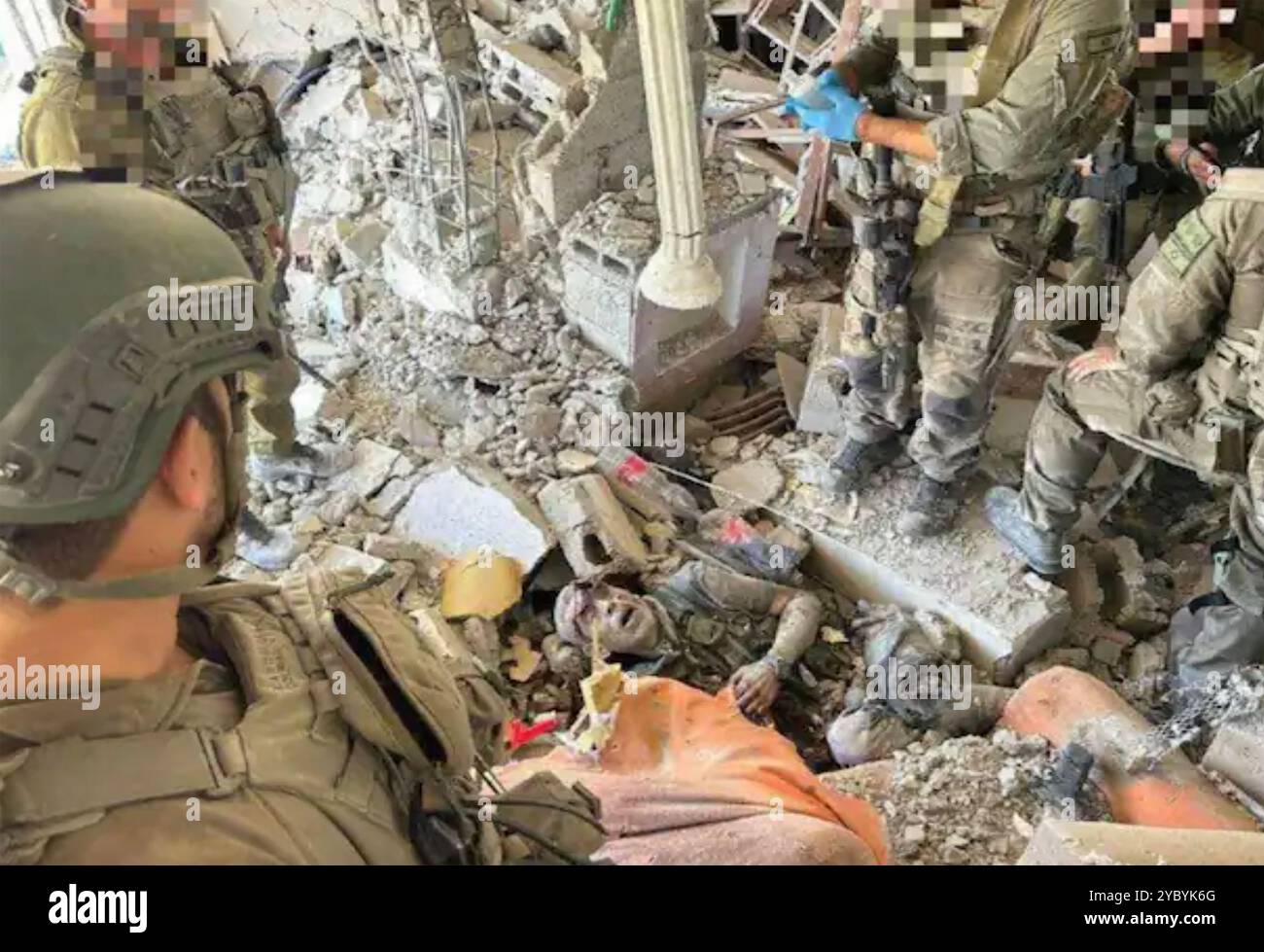 YAHYA SINWAR (1962-2024. I soldati dell'IDF circondano il suo corpo dopo che è stato ucciso a Rahfa, sguardo, 16 ottobre 2024. Foto: IDF Foto Stock