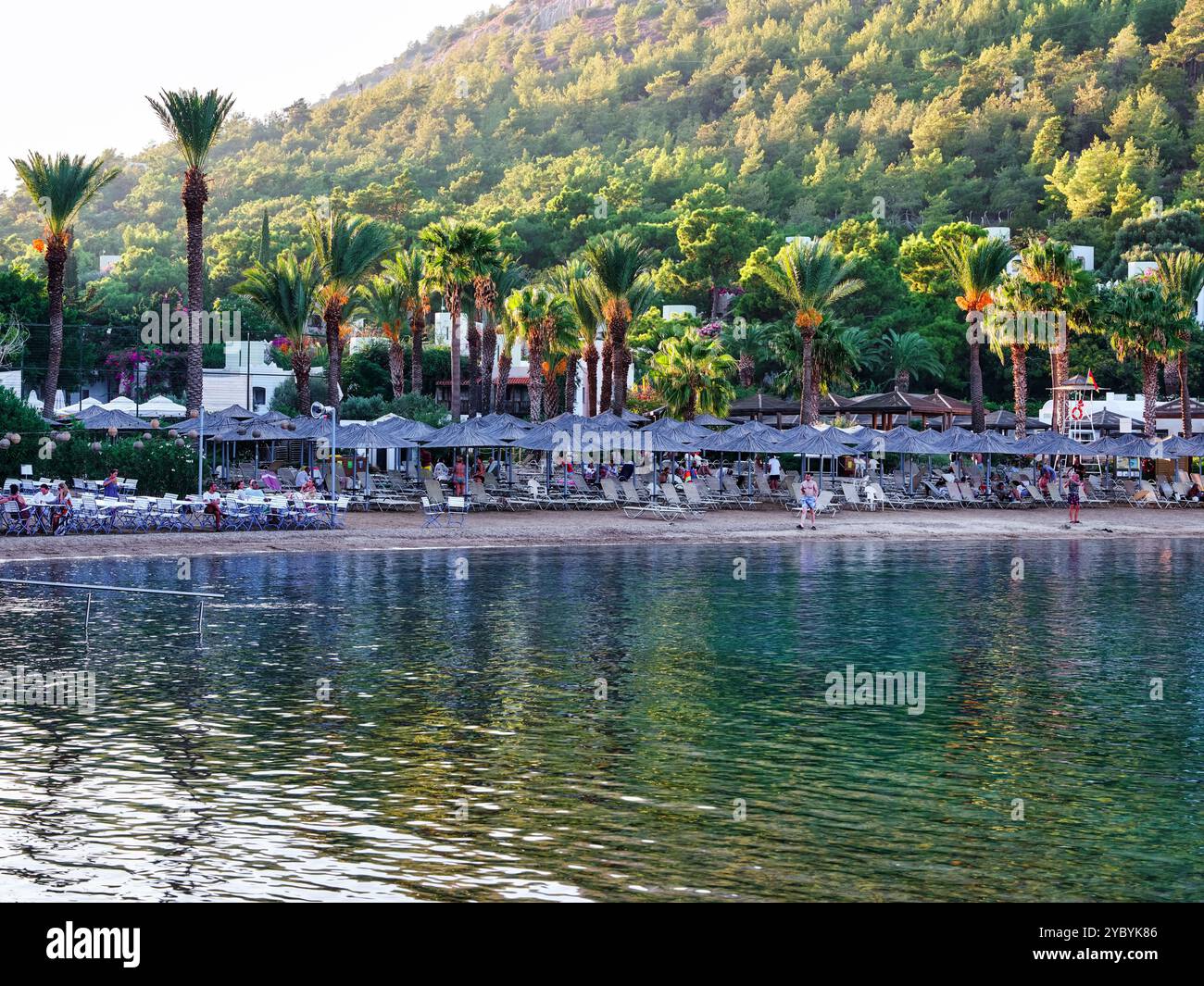 Bodrum; Turchia - ottobre 2024: I turisti si godono una giornata di sole sulla spiaggia di Hapimag Sea Garden a Bodrum, Mugla, Turchia. Foto Stock