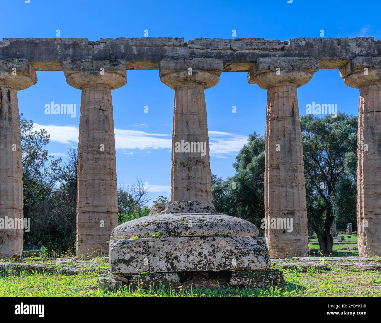 Tempio di Hera a Paestum in Italia: Vista dalla cella. Foto Stock