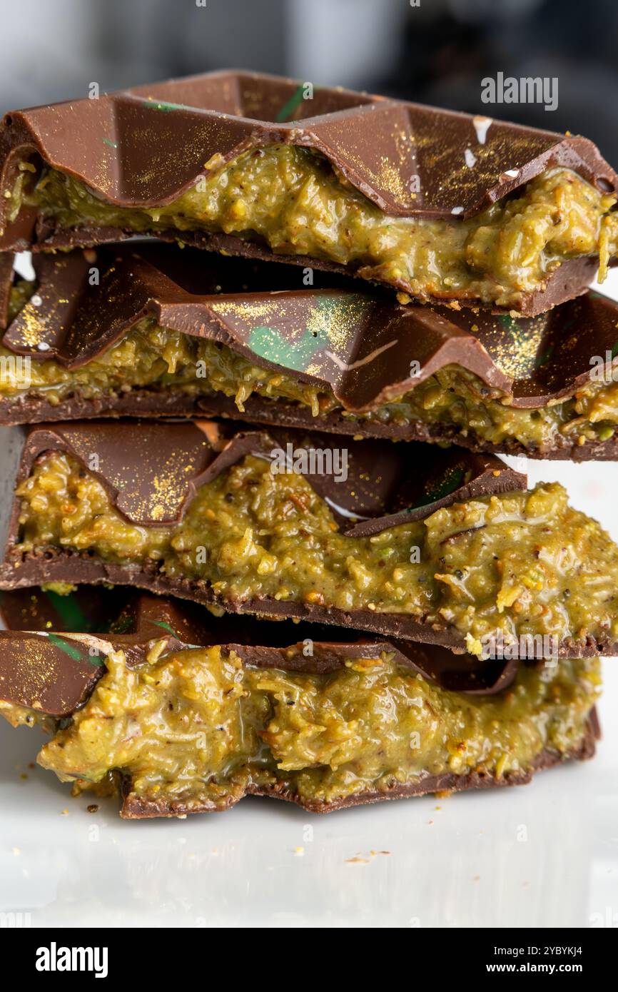 Pila di barrette di cioccolato di Dubai con ripieno di pistacchio, tahini e kataifi Foto Stock