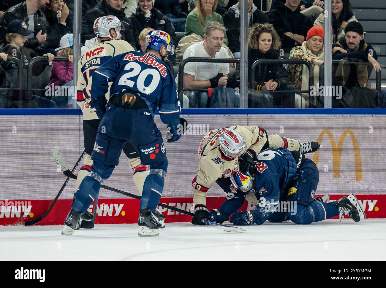 Her Hat Thomas Heigl (Nuernberg Ice Tigers, n. 49) Maximilian Kastner (EHC Red Bull Muenchen, n. 93) Fest im Griff auf dem Eis liegend. Links Andreas Eder (EHC Red Bull Muenchen, n. 20) e Ryan Stoa (Nuernberg Ice Tigers, n. 13). GER, EHC Red Bull Muenchen gegen Nuernberg Ice Tigers, Eishockey, DEL, 11. Spieltag, Saison 2024/2025, 20.10.2024. Foto: Eibner-Pressefoto/Heike Feiner Foto Stock