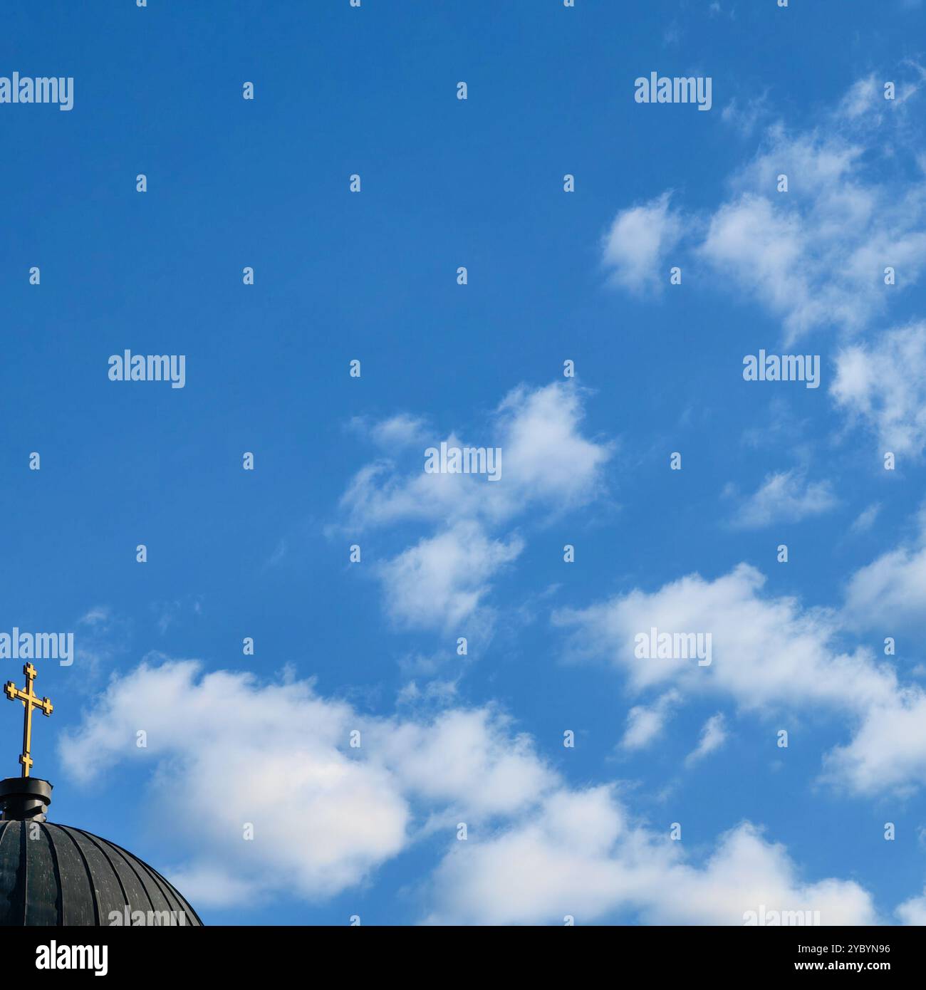 santa croce d'oro, religione ortodossa, mantenere il concetto di fede , contro il cielo blu con nuvole. parte del tetto della chiesa macedone Foto Stock