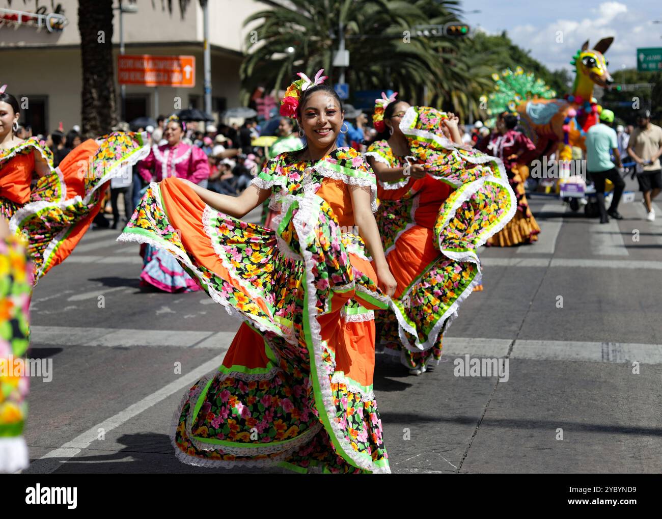 Non esclusiva: Le persone che partecipano alla tradizionale parata annuale delle "Alebrijes Monumental" presentata dal Museo d'Arte Popolare, che ha lasciato il Foto Stock