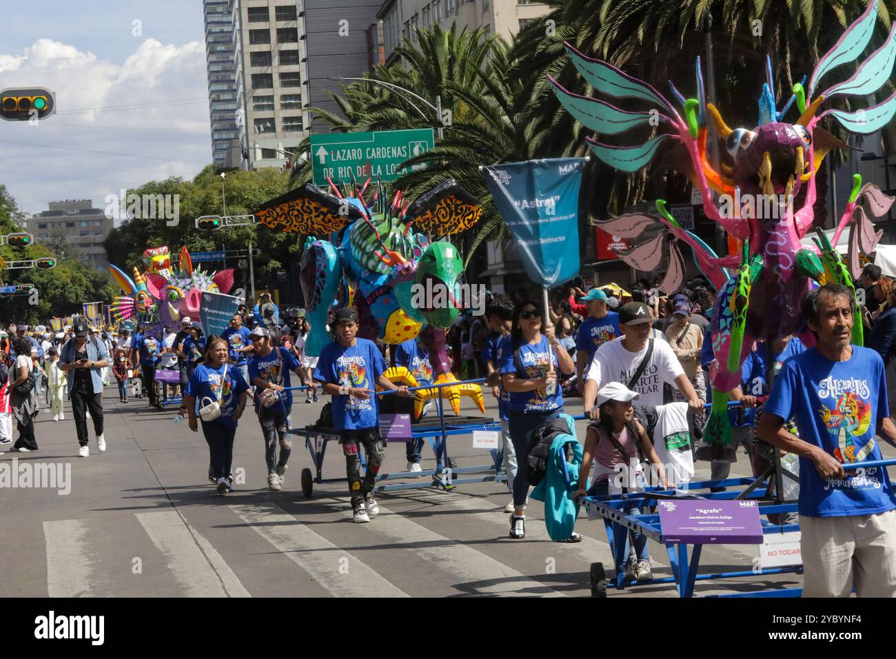 Non esclusiva: Le persone che partecipano alla tradizionale parata annuale delle "Alebrijes Monumental" presentata dal Museo d'Arte Popolare, che ha lasciato il Foto Stock