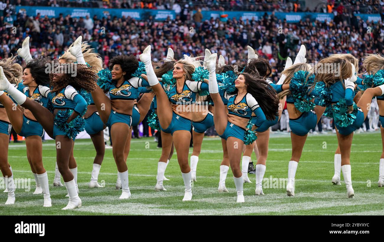 Londra, Regno Unito. 20 ottobre 2024. I membri dei Roar of the Jaguars, le cheerleader dei Jacksonville Jaguars, si esibiscono nella partita NFL contro i New England Patriots al Wembley Stadium, l'ultima gara della serie NFL London Games di quest'anno. Punteggio finale Jaguars 32, Patriots 16. Crediti: Stephen Chung / Alamy Live News Foto Stock
