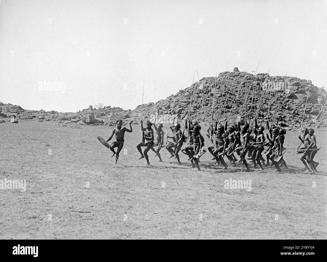 Gli Arrernte Aborigeni australiani o Aranda, Arunta o Arrarnta, popoli aborigeni australiani che vivono nelle terre di Arrernte, a Mparntwe e nelle aree circostanti della regione dell'Australia centrale del territorio del Nord. Foto Stock