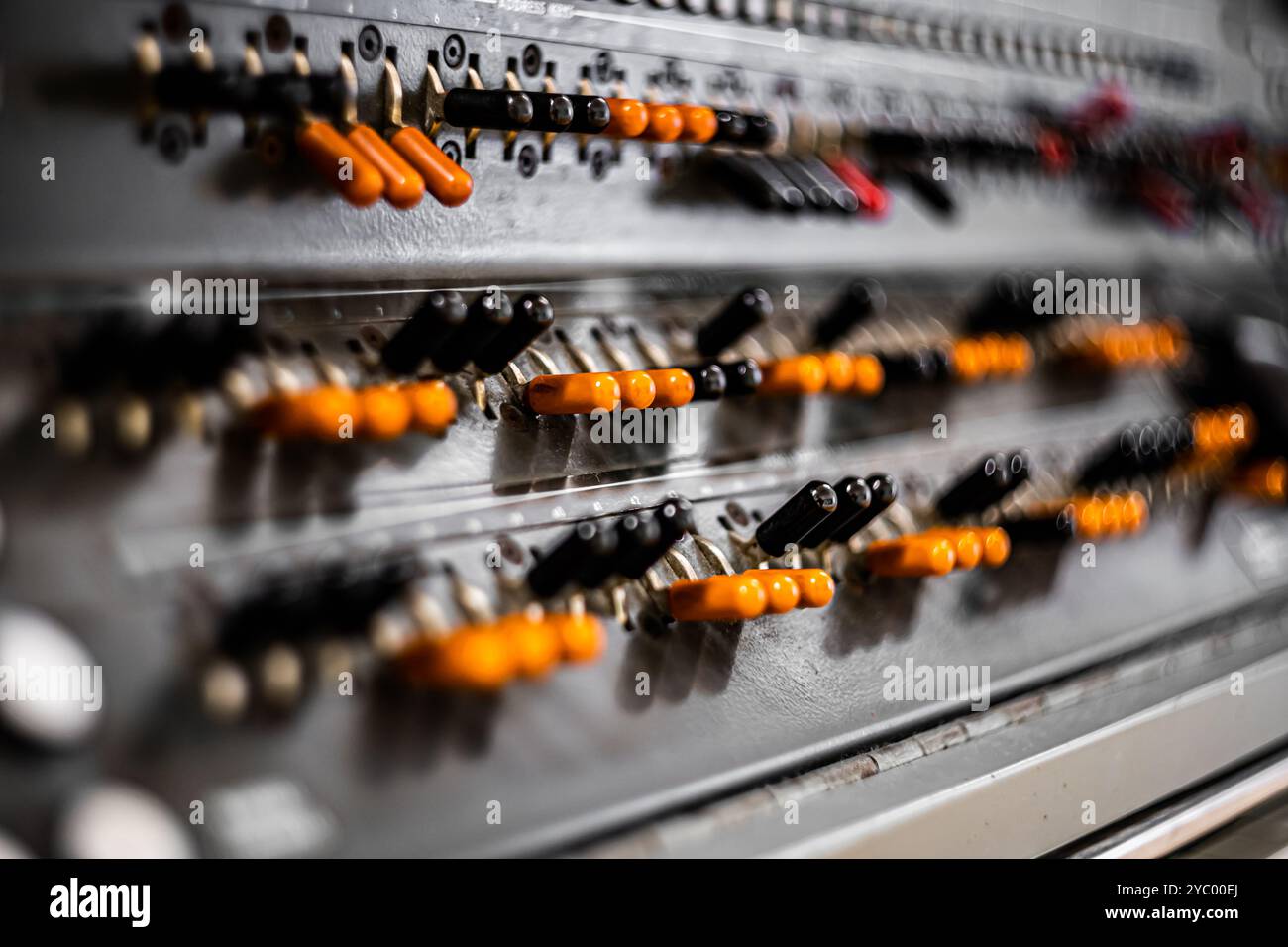 Pannello di controllo di sicurezza militare con molti interruttori Foto Stock