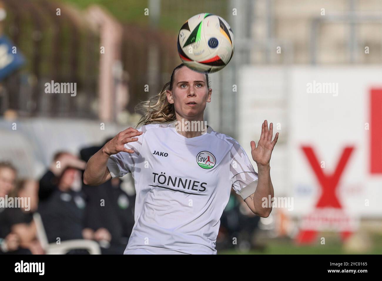 Meppen, Germania. 20 ottobre 2024. v.li.: Linda Preuß (FSV Gütersloh 2009, 25) am Ball, Einzelbild, Ganzkörper, Aktion, azione, Spielszene, Ritratto, Nahaufnahme, Einzelfoto, EINZELBILD, DIE DFB-RICHTLINIEN UNTERSAGEN JEGLICHE NUTZUNG VON FOTOS ALS SEQUENZBILDER UND/ODER VIDEOÄHNLICHE FOTOSTRECKEN. LE NORMATIVE DFB VIETANO QUALSIASI USO DI FOTOGRAFIE COME SEQUENZE DI IMMAGINI E/O QUASI-VIDEO., 20.10.2024, MEPPEN (DEUTSCHLAND), FUSSBALL, 2. Frauen-Bundesliga, SV Meppen - FSV Gütersloh 2009 credito: dpa/Alamy Live News Foto Stock