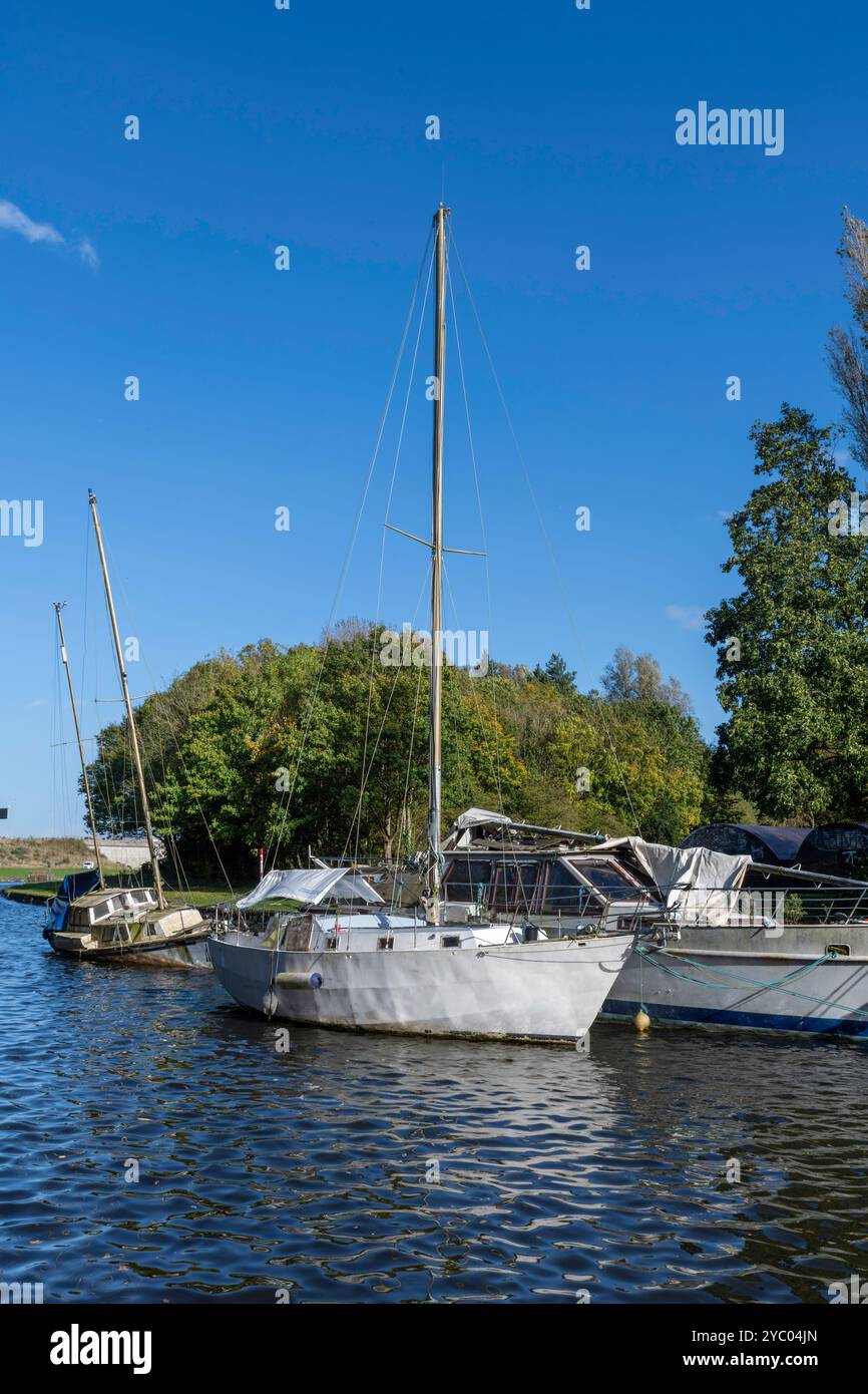 Barche abbandonate e danneggiate su un canale. Foto Stock