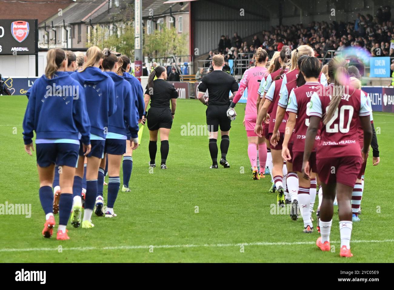 Chigwell Construction Stadium, Dagenham domenica 20 ottobre 2024. Squadre guidate dall'arbitro Tom Parsons (arbitro) durante il Barclays fa Women's Super League match tra West Ham United e Arsenal al al Chigwell Construction Stadium di Dagenham domenica 20 ottobre 2024. (Foto: Kevin Hodgson | mi News) crediti: MI News & Sport /Alamy Live News Foto Stock