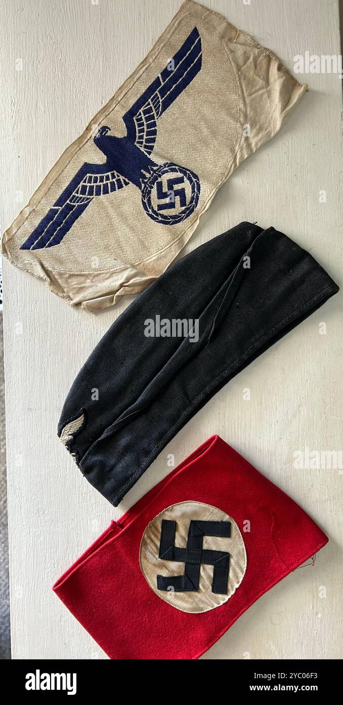 Vari capi di abbigliamento nazisti della seconda guerra mondiale portati negli Stati Uniti da un gi americano Foto Stock