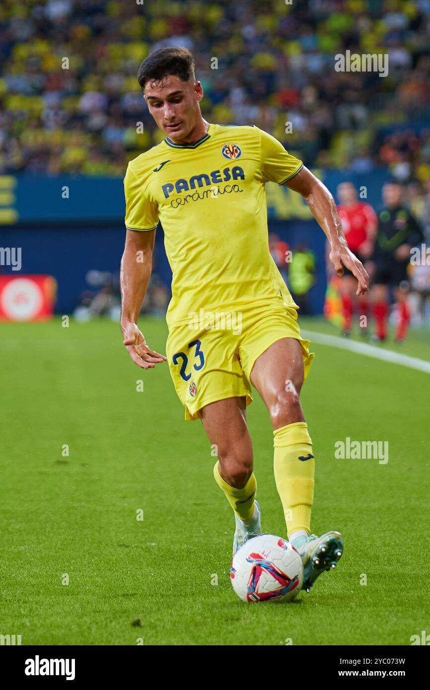 Villarreal, Spagna. 20 ottobre 2024. VILLARREAL, SPAGNA - 20 OTTOBRE: Sergi Cardona Centre-Back del Villarreal CF corre con la palla durante la partita LaLiga EA Sports tra Villarreal FC e Getafe FC all'Estadio de la ceramica il 20 ottobre 2024 a Villarreal, Spagna. (Foto di Jose Torres/Photo Players Images/Magara Press) credito: Magara Press SL/Alamy Live News Foto Stock