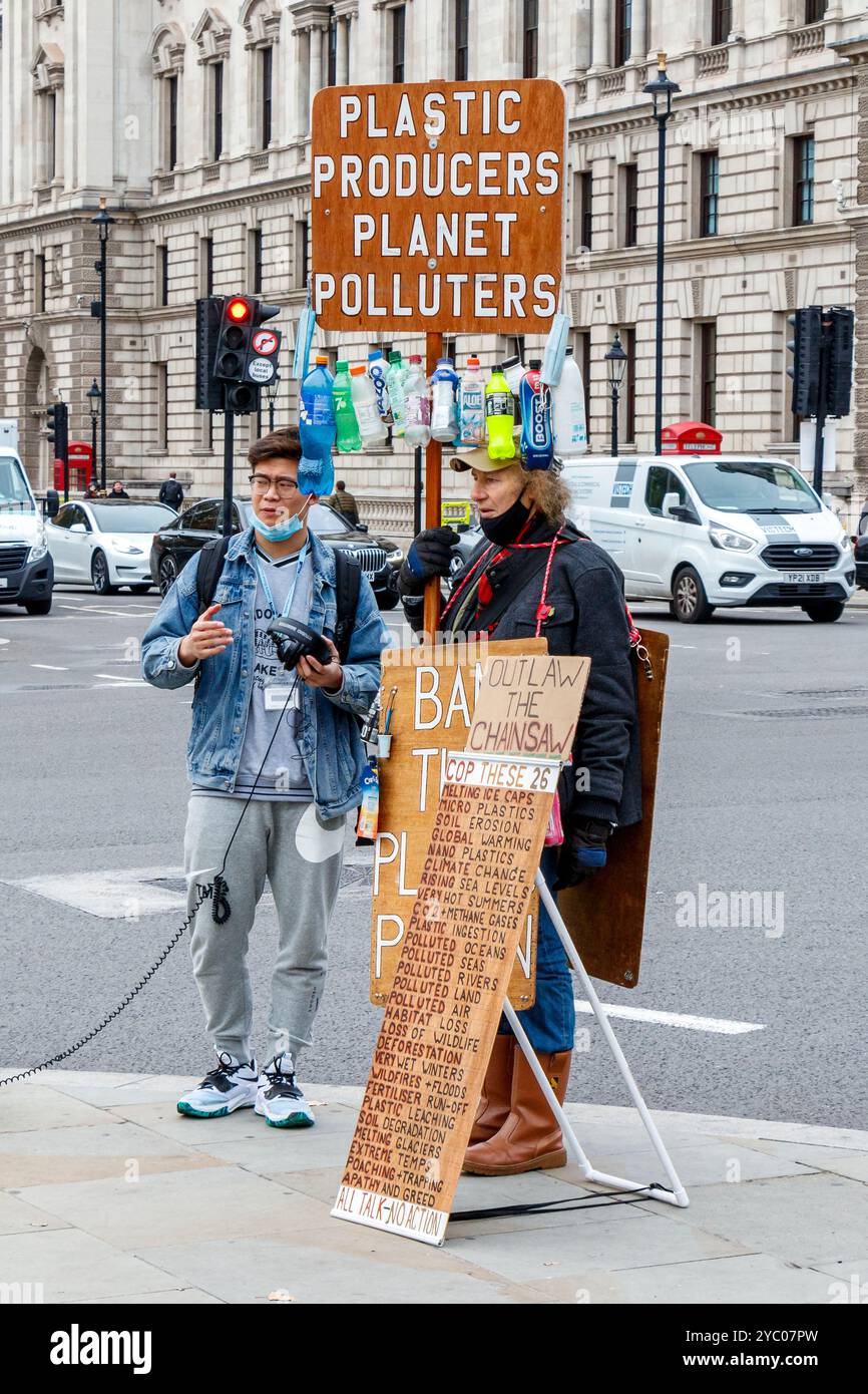 Un protesta al di fuori del Parlamento che dimostra contro gli inquinanti plastici, Westminster, Londra, Regno Unito Foto Stock