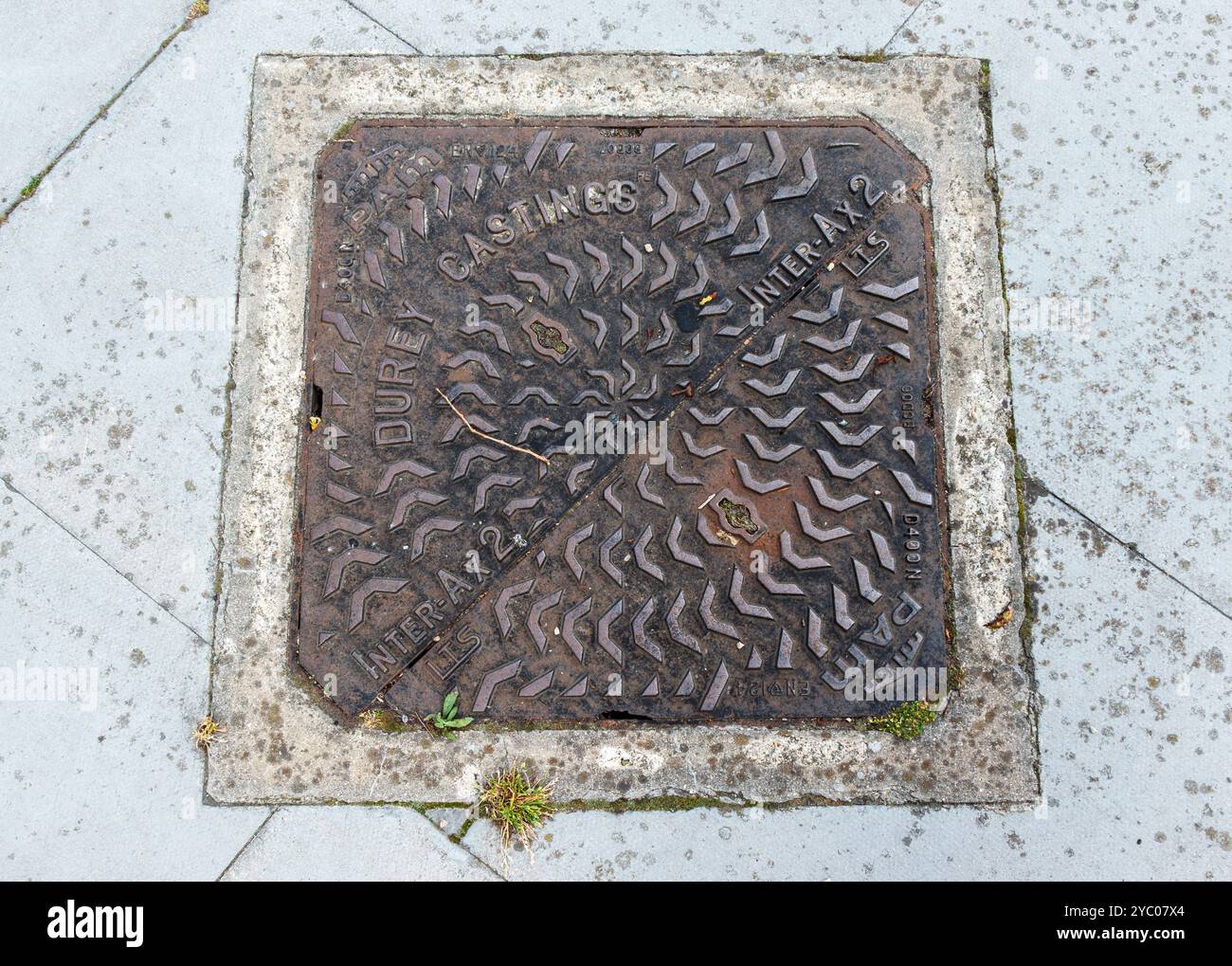 Un coperchio del foro di ispezione Inter-AX2 Durey Castings in una strada a Londra nord, Regno Unito Foto Stock