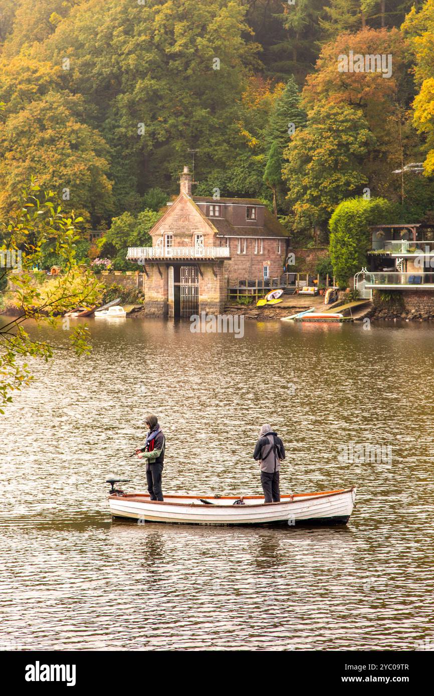 Due uomini che pescano da una barca sul lago Rudyard vicino a Leek nello Staffordshire Moorlands Inghilterra Regno Unito Foto Stock