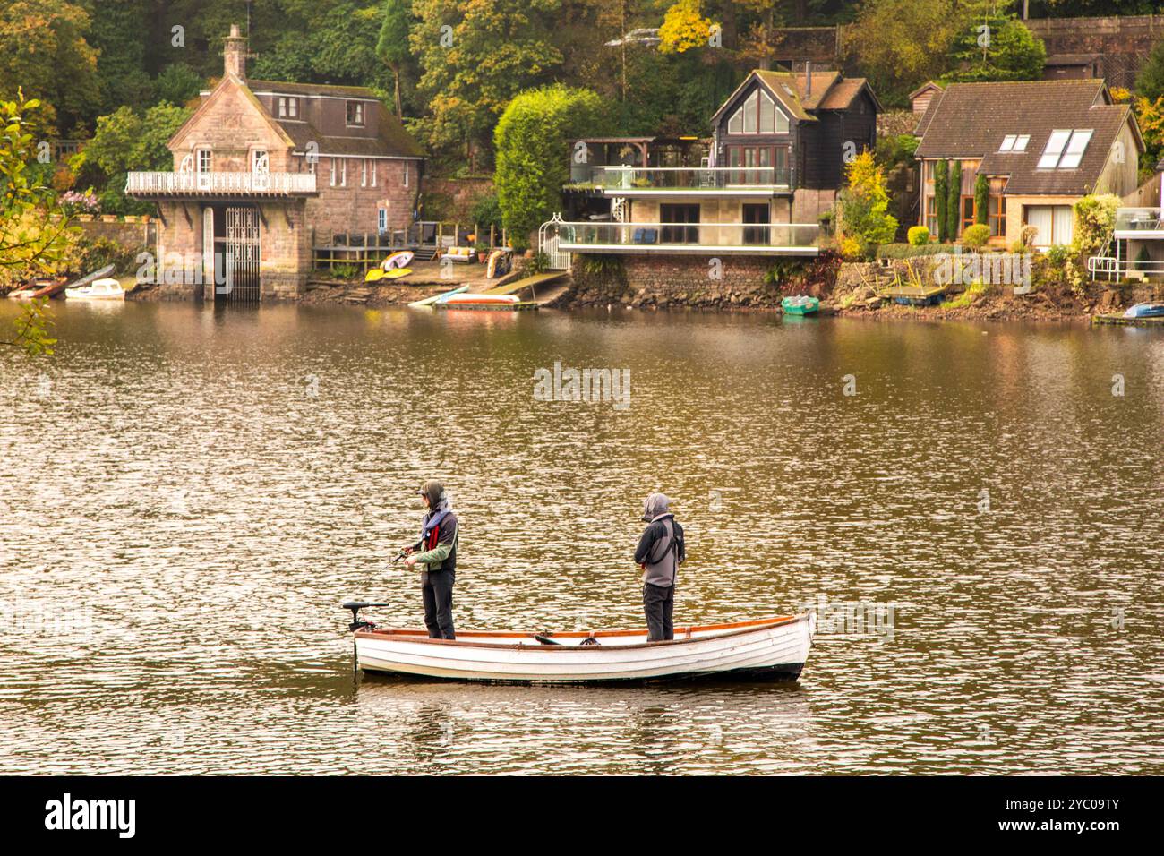 Due uomini che pescano da una barca sul lago Rudyard vicino a Leek nello Staffordshire Moorlands Inghilterra Regno Unito Foto Stock