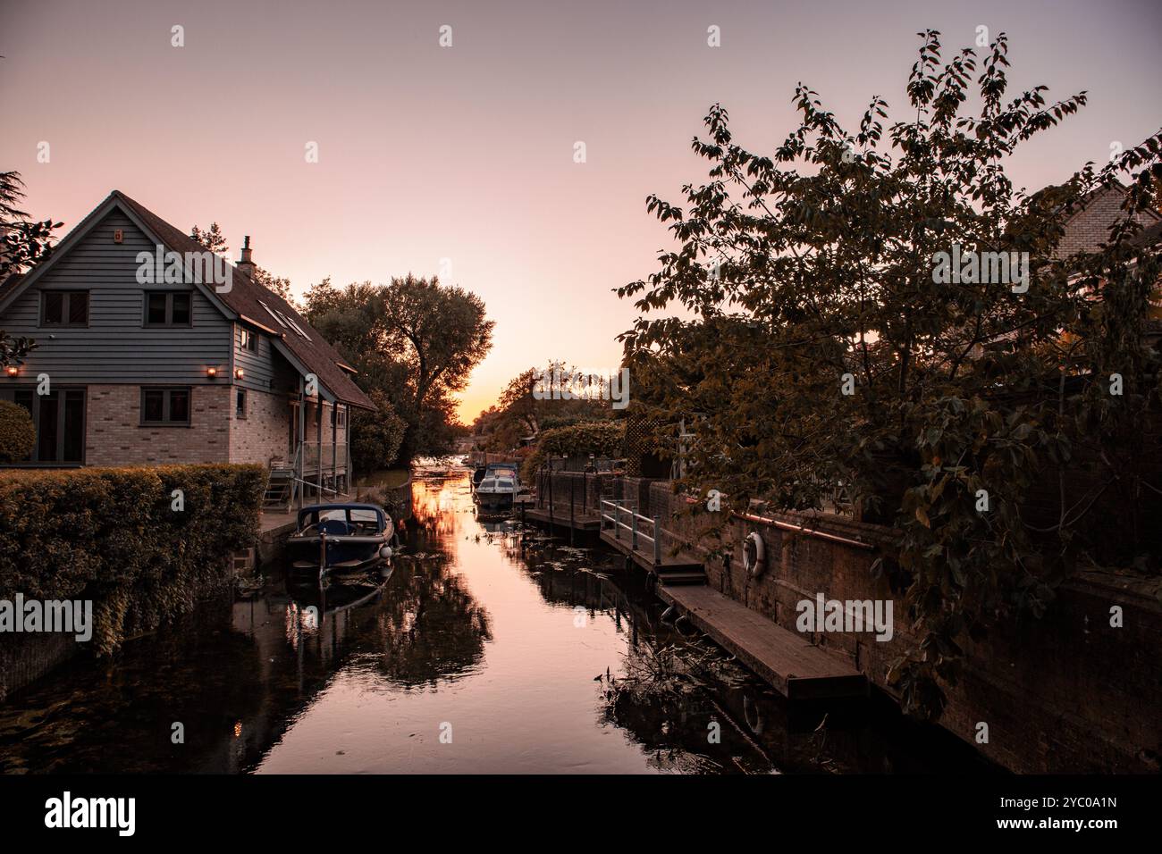 Red Sky e riflessi sul fiume St Ives Chub Foto Stock