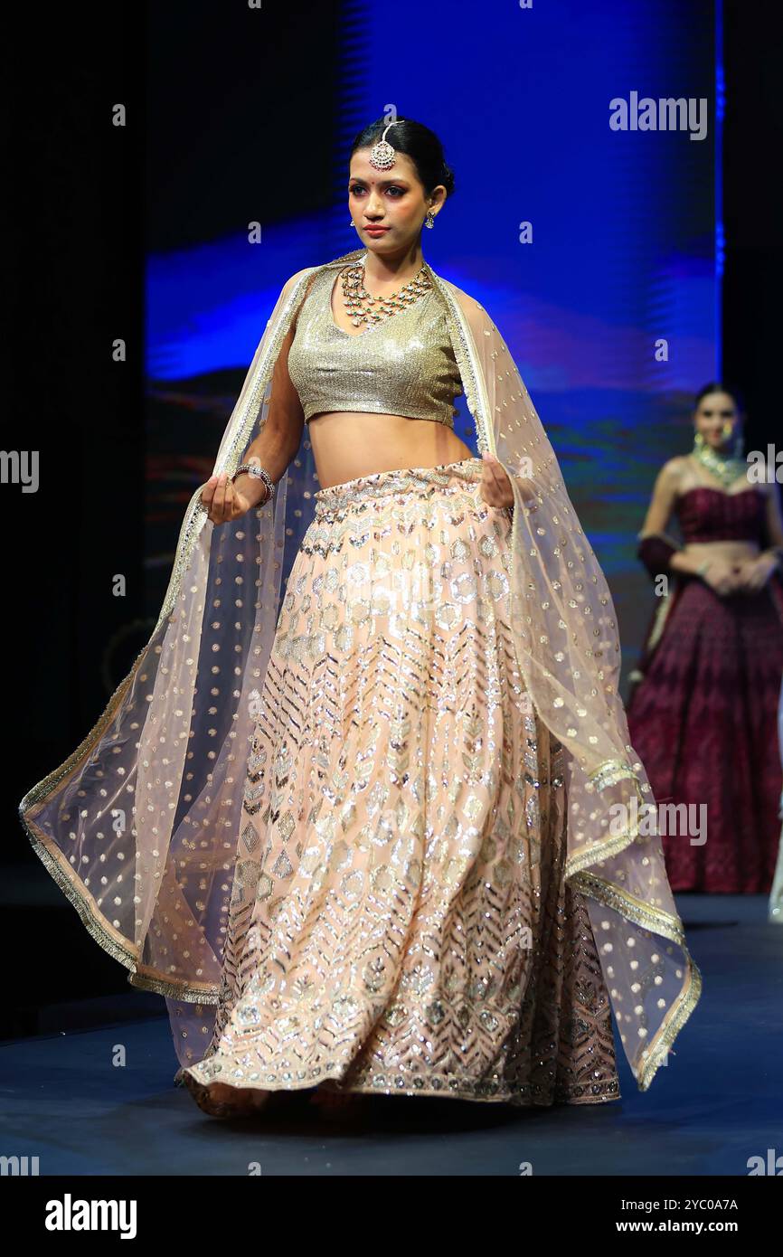 Una modella cammina sulla rampa che mostra una collezione di stilisti durante la sfilata di moda 'Shaadiyan' Season-5 a Jaipur, Rajasthan, India, il 19 ottobre 2024. (Foto di Vishal Bhatnagar/NurPhoto) crediti: NurPhoto SRL/Alamy Live News Foto Stock