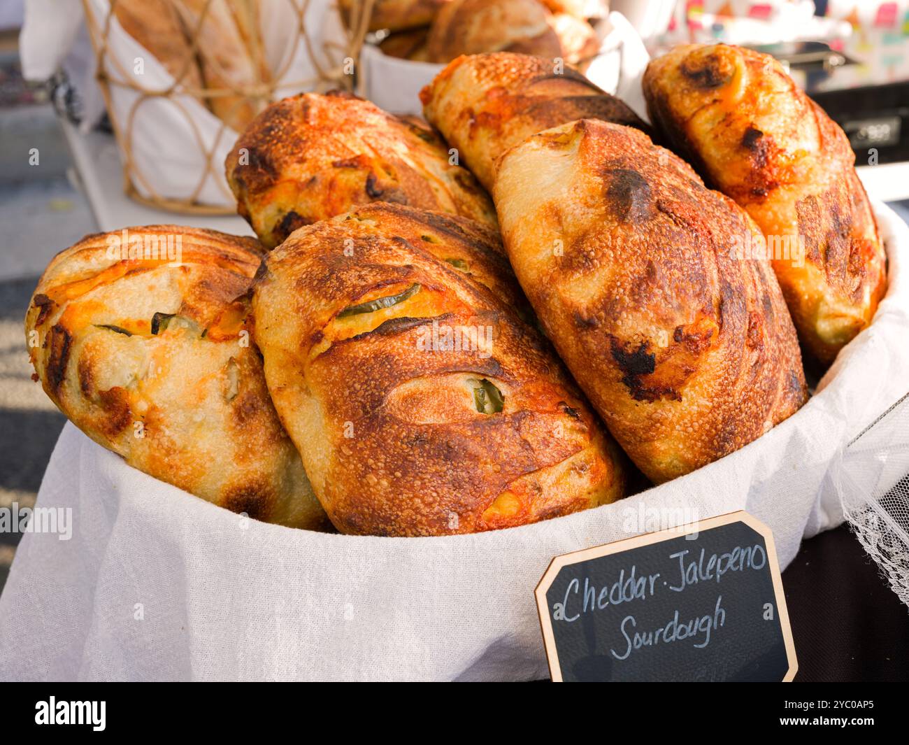 Pani appena sfornati di jalapeno pepe di pane a pasta madre in stile artigianale Foto Stock