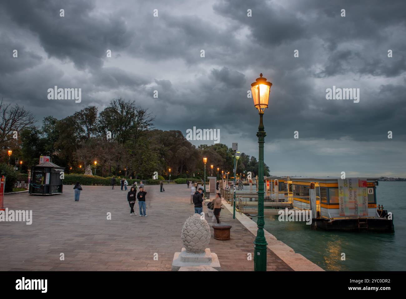 Venezia Italia 9 ottobre 2024: Fermata del traghetto per la navigazione a Venezia con lampioni accesi Foto Stock
