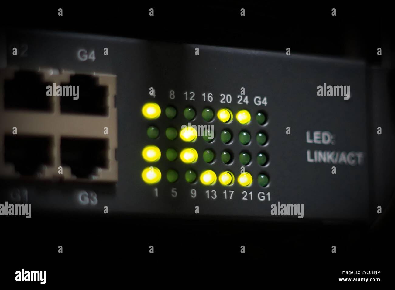 CAPISCO. Intelligenza artificiale IA che visualizza un messaggio sull'array LCD sul pannello anteriore dello switch router di rete nell'apparecchiatura del data center mobile Foto Stock