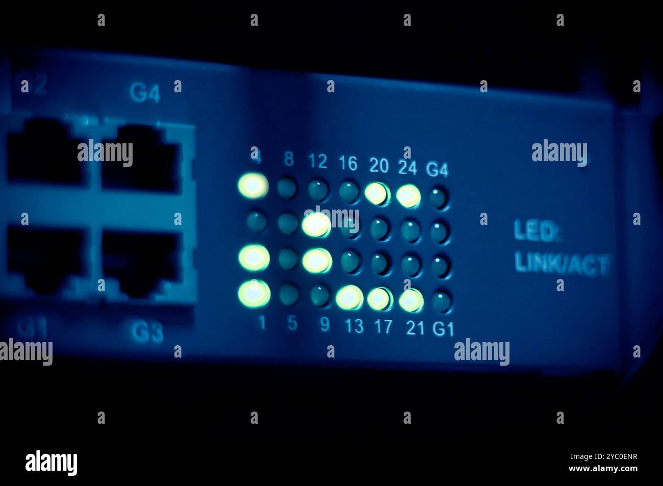 CAPISCO. Intelligenza artificiale IA che visualizza un messaggio sull'array LCD sul pannello anteriore dello switch router di rete nell'apparecchiatura del data center mobile Foto Stock