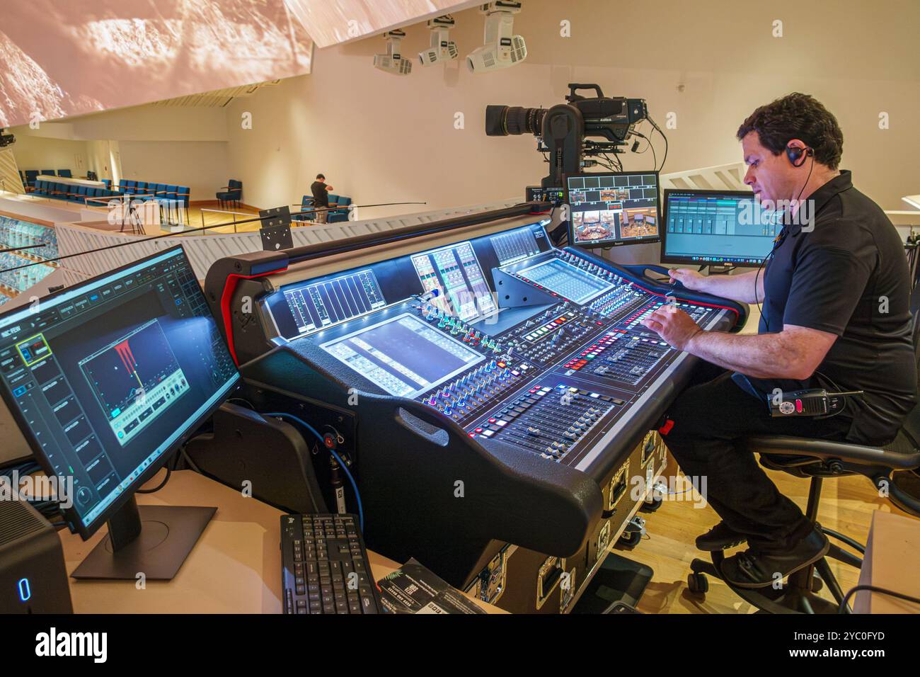Centro New World Symphony NWS Center, architetto Frank Gehry, interni, tecnico audio/illuminazione, scheda di controllo, uomo che lavora, Michael Tilson Th Foto Stock