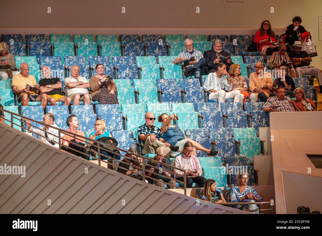 Centro New World Symphony NWS Center, architetto Frank Gehry, interni, Michael Tilson Thomas Performance Hall, incontro del pubblico, senior man men ma Foto Stock