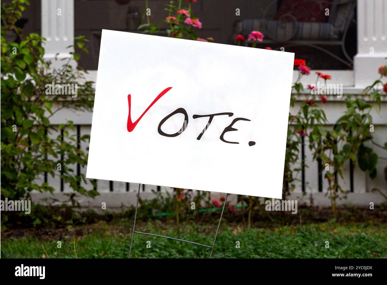 Un semplice e semplice segno bianco chiaro e netto del cantiere elettorale degli Stati Uniti del 2024 con un messaggio di una sola parola, periodo di “voto”. Foto Stock