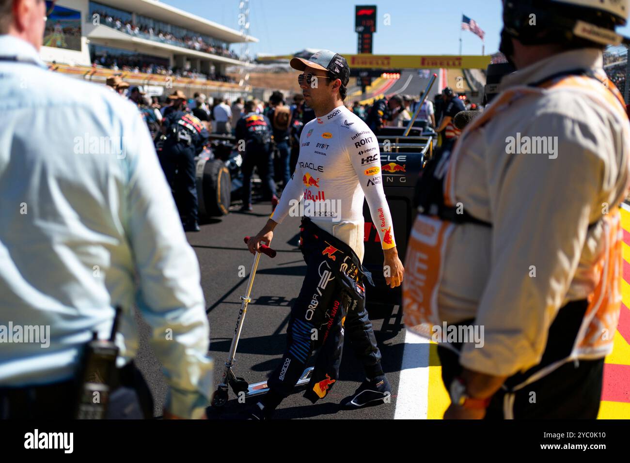 Austin, Stati Uniti. 20 ottobre 2024. Il pilota messicano di Formula 1 Sergio Pérez della Red Bull Racing è visto in griglia per il Gran Premio degli Stati Uniti di Formula 1 sul circuito delle Americhe di Austin, Texas, domenica 20 ottobre 2024. Foto di Greg Nash/UPI credito: UPI/Alamy Live News Foto Stock