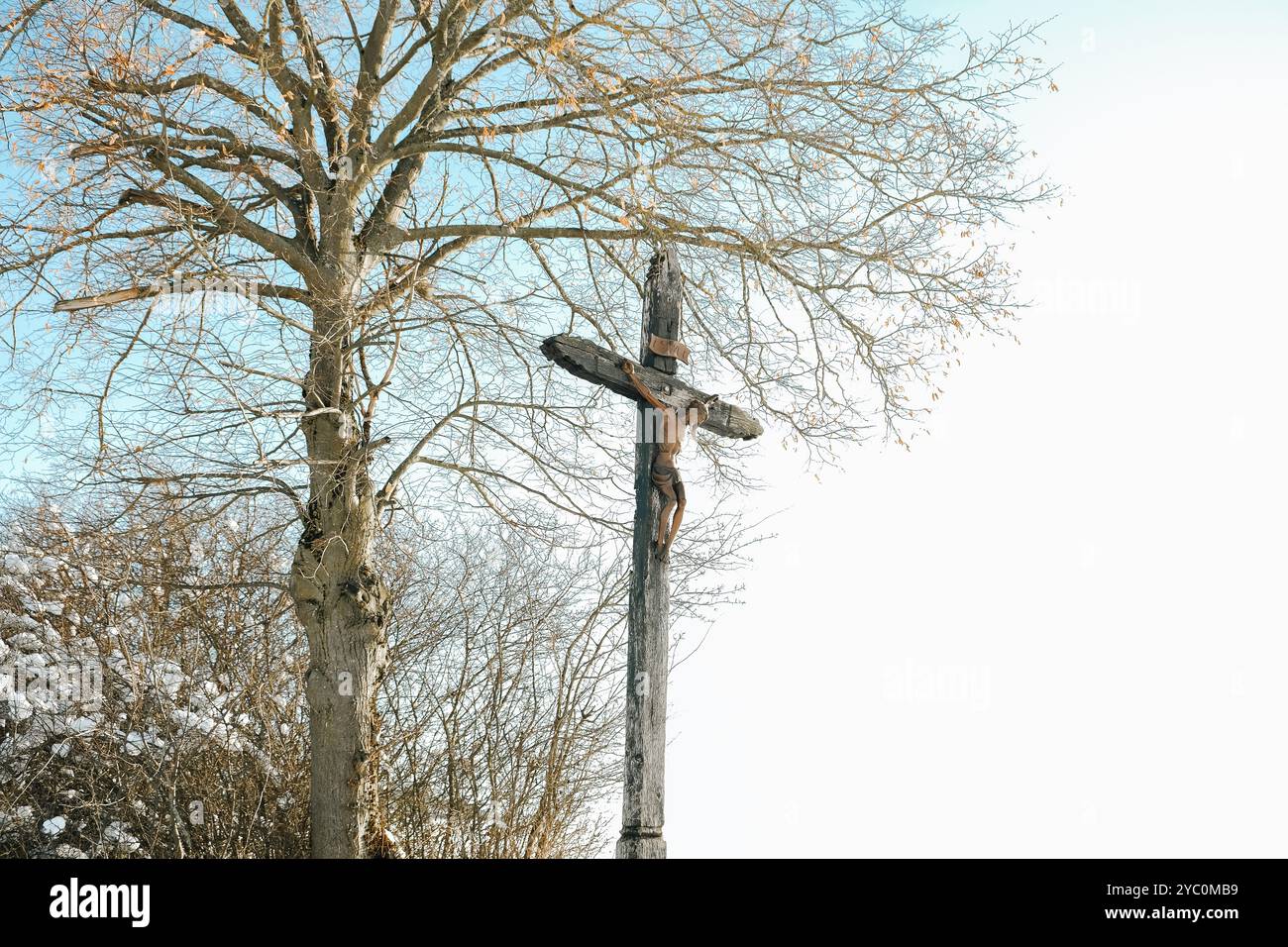 Sfondo religioso natalizio. Croce di legno con gesù cristo nel boschetto. Simbolo di fede e religione. Sfondo religioso per le vacanze invernali Foto Stock