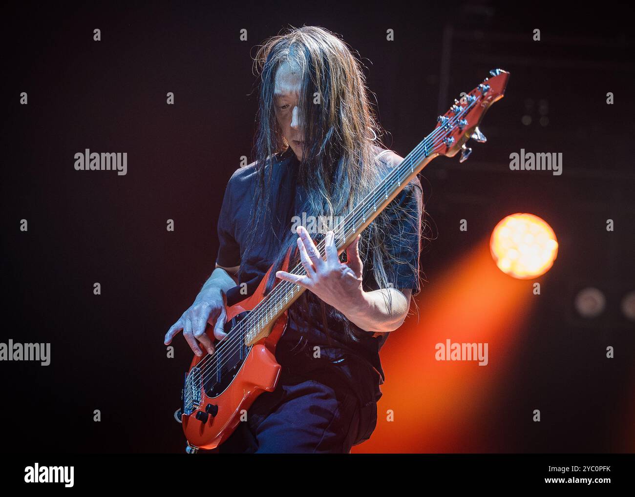 John Myung dei Dream Theater si esibisce dal vivo il 20 ottobre 2024 a Londra Foto Stock