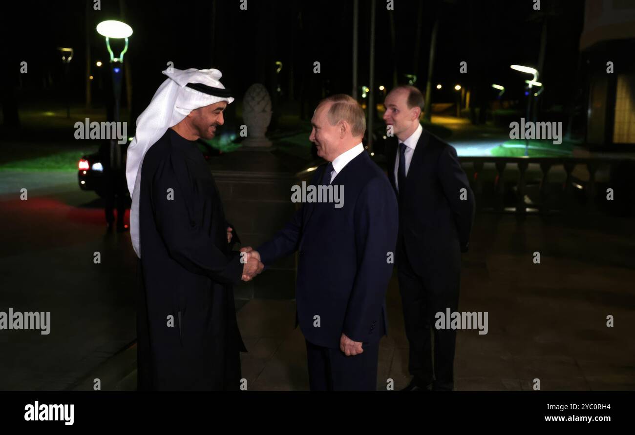 Novo-Ogaryovo, Russia. 20 ottobre 2024. Il presidente russo Vladimir Putin, a destra, stringe la mano al presidente degli Emirati Arabi Uniti, lo sceicco Mohammed bin Zayed al Nahyan, nella residenza presidenziale ufficiale di Novo-Ogaryovo, il 20 ottobre 2024, nell'Oblast' di Mosca, in Russia. In precedenza gli Emirati Arabi Uniti mediavano una prigione di scambio di guerra tra Russia e Ucraina. Crediti: Mikhail Metzel/piscina del Cremlino/Alamy Live News Foto Stock