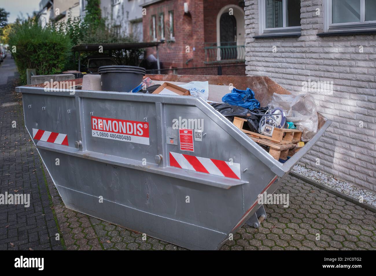 Un contenitore Remondis con i rifiuti provenienti da un ambiente domestico Foto Stock